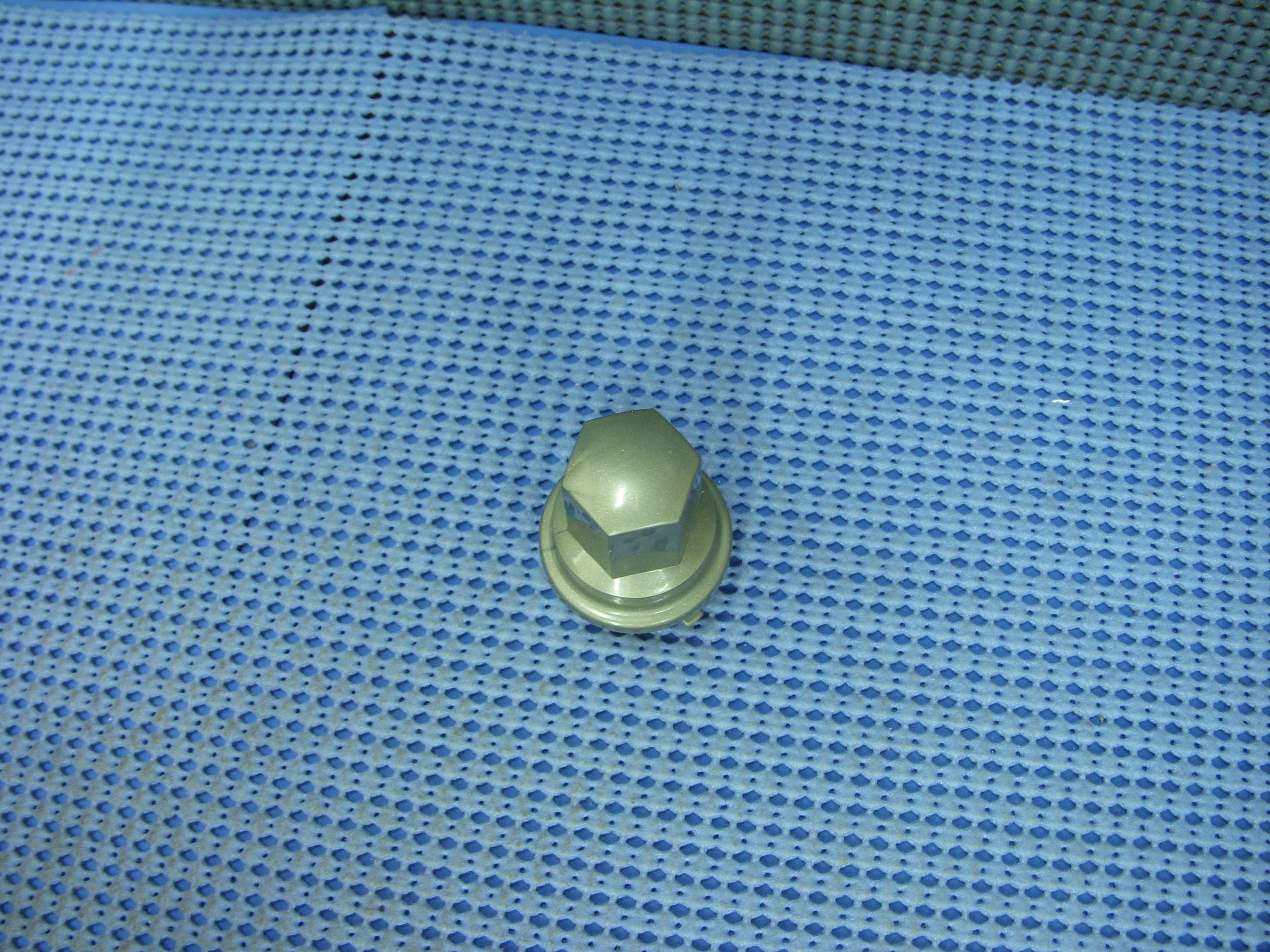 1998 - 2004 Oldsmobile Wheel Nut Bolt Cap NOS # 88891784