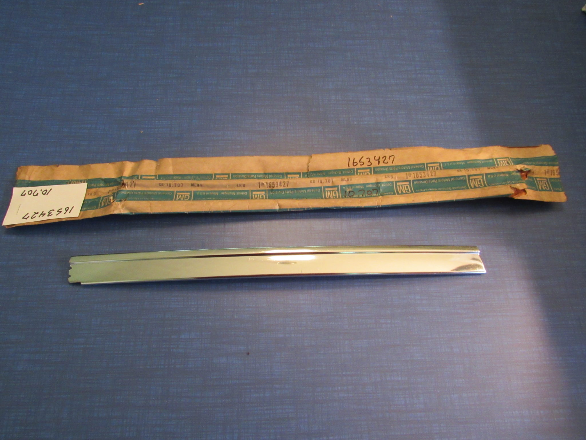 1975 - 1979 NOS Left Hand Front Door Window Frame Rear Vertical Scalp ...